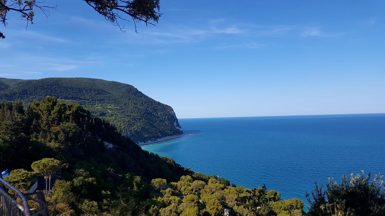 Amare Sirolo Bed and Breakfast Buitenkant foto